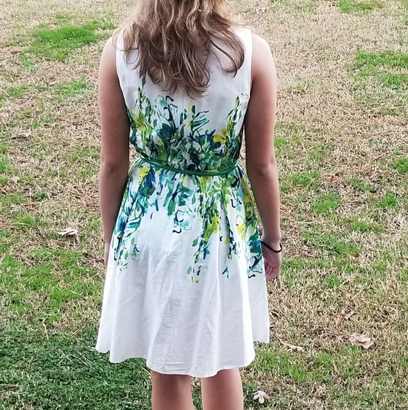 Women's Springtime Floral Dress Size 6 - Picture 2 of 5